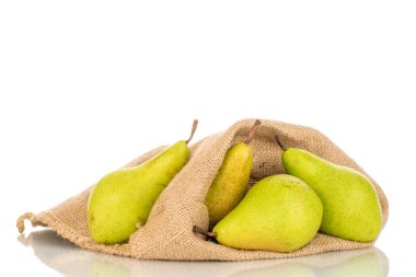 Kavanozda dört tatlı armut, makro, beyaz arka planda izole edilmiş..