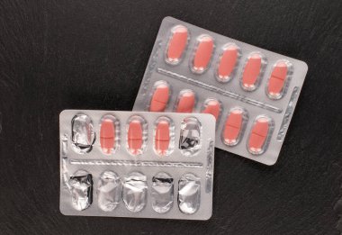 Tahta taş, makro ve üst görüş üzerinde su toplayan birkaç ilaç..