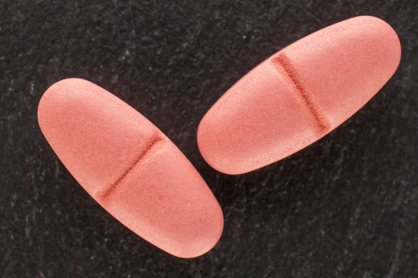 Zwei Medizinische Pillen Auf Schieferstein Makro Draufsicht — Stockfoto
