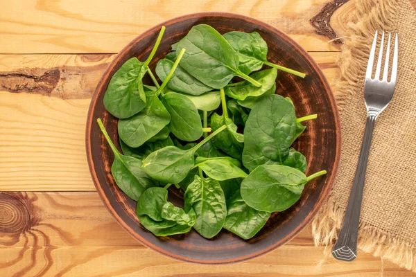 Fresh Green Spinach Leaves Clay Plate Fork Napkin Wooden Table — Stock Photo, Image