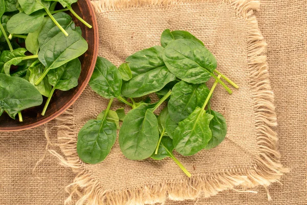 Fresh Green Spinach Leaves Plate Jute Cloth Macro Top View — Stock Photo, Image