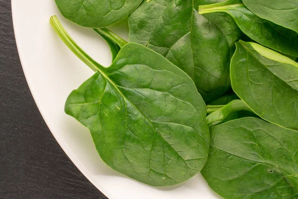 Fresh Green Spinach Leaves White Plate Slate Stone Macro Top — Stock Photo, Image