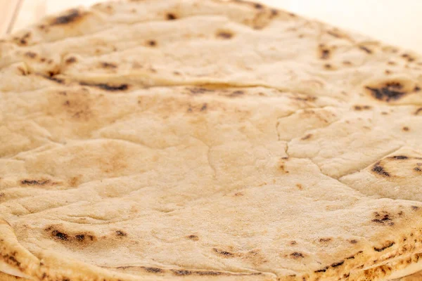 Jeden Pieczony Pyszny Chleb Pita Zbliżenie — Zdjęcie stockowe