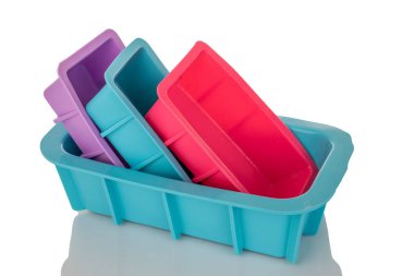 Pişirme için birkaç silikon kalıp, makro, beyaz arka planda izole edilmiş..