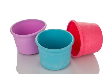 Pişirme için üç silikon kalıp, makro, beyaz arka planda izole edilmiş..