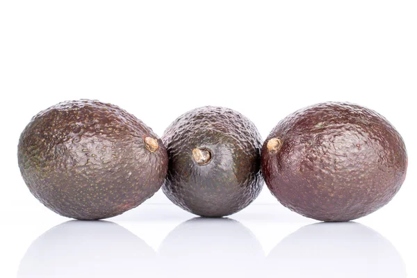 Drei Ganze Dunkelgrüne Abgerundete Reife Köstliche Nahrhafte Avocados Auf Weißem — Stockfoto