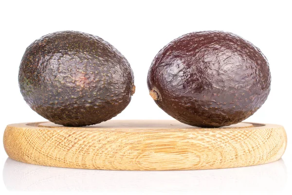 Två Mörkgröna Mogna Doftande Välsmakande Avokado Ligger Ett Brunt Trärund — Stockfoto