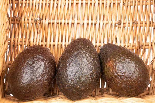 Tre Interi Avocado Nutrienti Maturi Arrotondati Verde Scuro Gustosi Trovano — Foto Stock