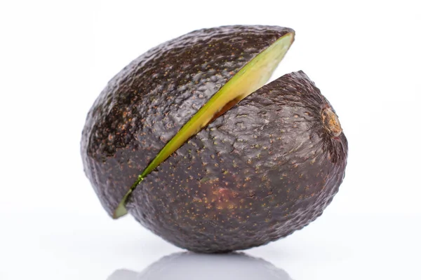 Zwei Hälften Einer Dunkelgrünen Reifen Wohlriechenden Avocado Auf Weißem Hintergrund — Stockfoto