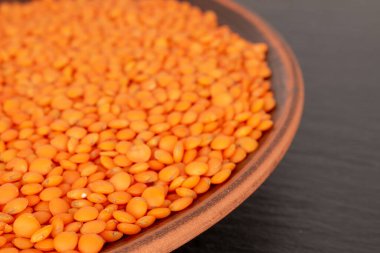 Kırmızı mercimek kil tabakta, şist taşında, makro.