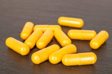  Kayrak taşı üzerinde vitamin içeren kapsüller, makro.