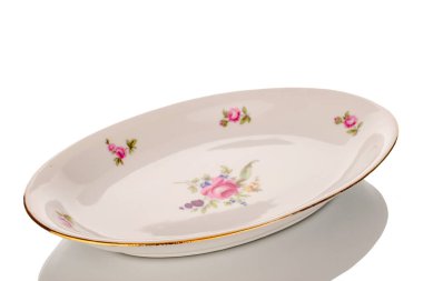 Eski bir porselen tabak, makro, beyaz arka planda izole edilmiş..