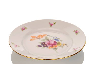 Eski bir porselen tabak, makro, beyaz arka planda izole edilmiş..