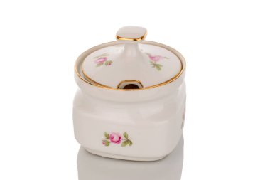 Beyaz arka planda izole edilmiş eski bir porselen şeker kasesi, makro..