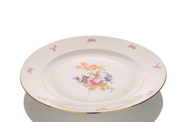 Eski bir porselen tabak, makro, beyaz arka planda izole edilmiş..