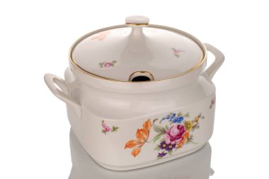 Tek porselen çorba kasesi, makro, beyaz arka planda izole edilmiş..