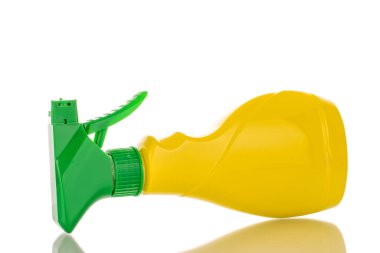 Beyaz zemin üzerinde izole edilmiş sıvı makro spreyli bir plastik kap..