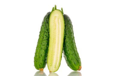 Yarım ve iki tam olgunlaşmış salatalık, makro, beyaz arka planda izole edilmiş..