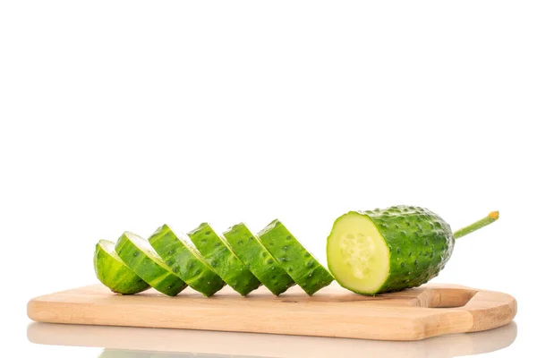 Een Rijpe Komkommer Augurk Plakjes Gesneden Een Houten Keukenbord Macro — Stockfoto
