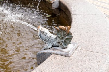 Mayıs ayında, Kyiv parkındaki çeşmenin dekoratif kısmı..