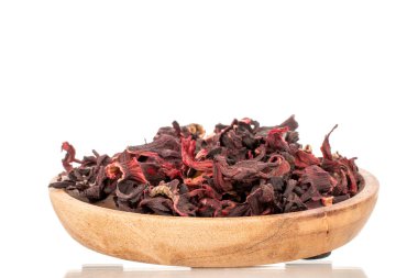 Aromatik Karkade çayı, ahşap bir çay tabağında, makro, beyaz arka planda izole edilmiş..