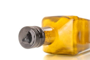 Bir cam şişe, makro, beyaz arka planda izole edilmiş..