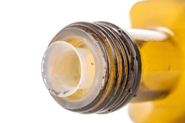 Bir cam şişe, makro, beyaz arka planda izole edilmiş..