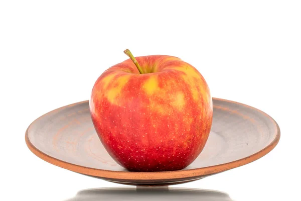 Jedno Dojrzałe Czerwone Jabłko Glinianym Talerzu Makro Odizolowane Białym Tle — Zdjęcie stockowe