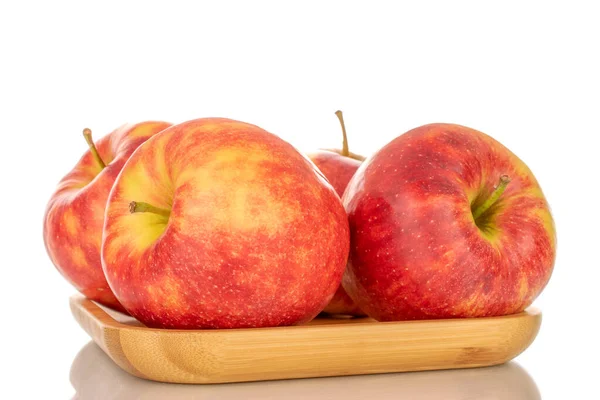竹盘上有四个成熟的红色苹果 宏观的 白色背景隔离 — 图库照片