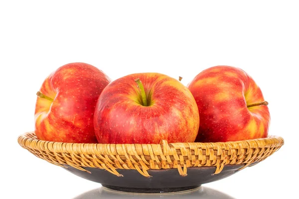 瓷盘上的三个成熟的红色苹果 宏观的 白色背景隔离 — 图库照片