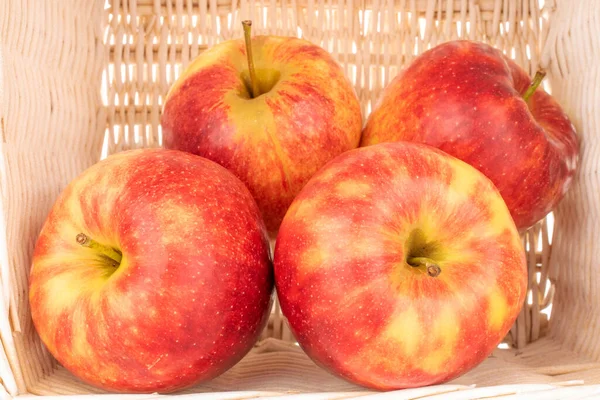 Cuatro Manzanas Rojas Orgánicas Una Cesta Macro — Foto de Stock