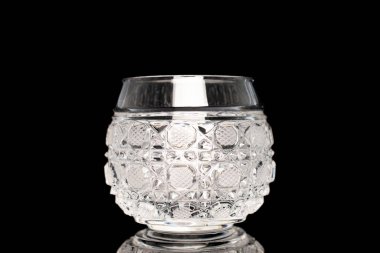 Bir kristal cam, makro, siyah arka planda izole edilmiş..