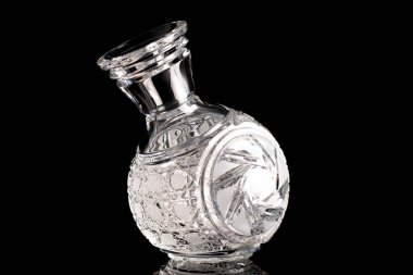 Tek sürahi kristal, makro, siyah arkaplanda izole edilmiş..