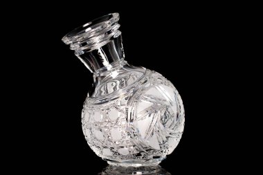 Tek sürahi kristal, makro, siyah arkaplanda izole edilmiş..