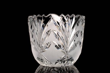 Bir kristal vazo, makro, siyah arkaplanda izole edilmiş..