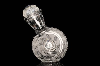 Tek sürahi kristal, makro, siyah arkaplanda izole edilmiş..