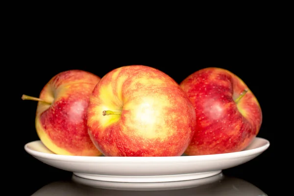三个成熟的红苹果 白色瓷盘上 宏观上 黑色背景隔离 — 图库照片