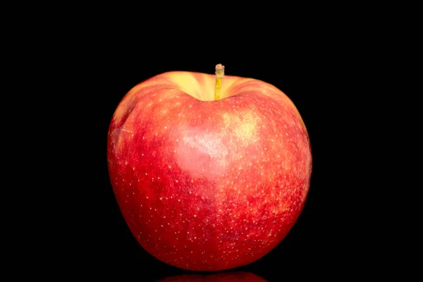 一个成熟的红苹果 宏观的 被黑色背景隔离 — 图库照片