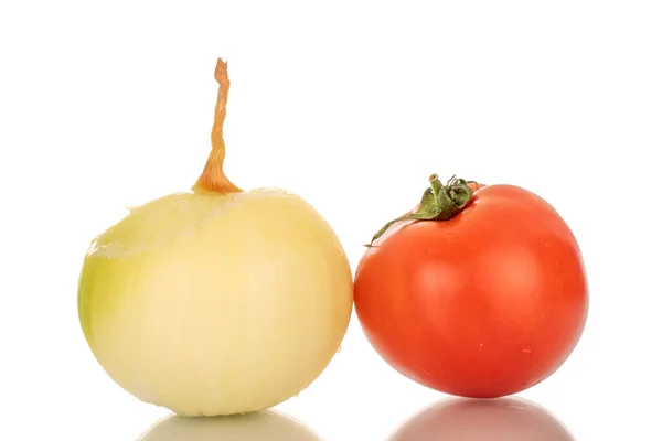 一个剥皮的洋葱和一个西红柿 宏观的 孤立在白色的背景 — 图库照片