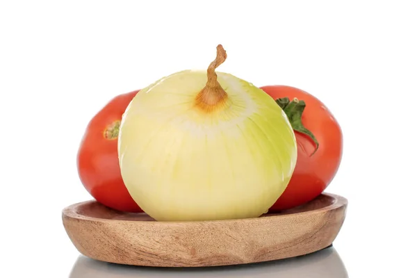 一个剥皮的洋葱和两个西红柿放在木制盘上 宏观上 白色背景隔离 — 图库照片