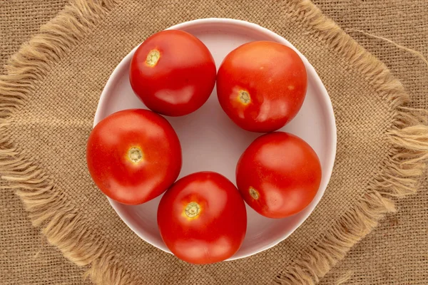 Diverse Tomaten Met Witte Keramische Plaat Jute Doek Macro Bovenaanzicht — Stockfoto