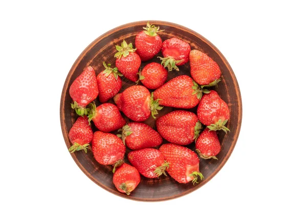 Αρκετές Γλυκές Φράουλες Πήλινο Πιάτο Λευκό Φόντο Μακροεντολή Κορυφαία Άποψη — Φωτογραφία Αρχείου