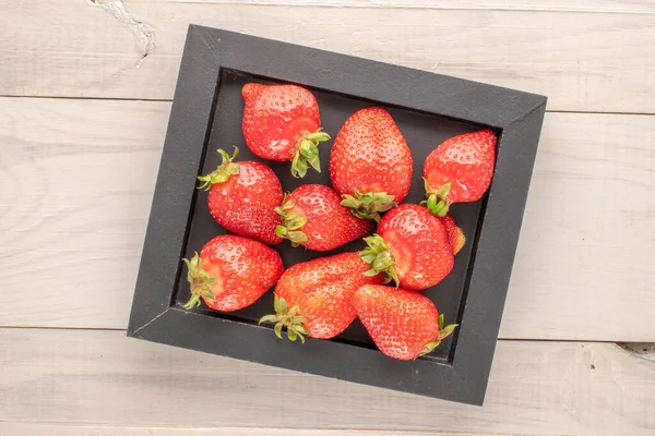 Several Sweet Strawberries Black Wooden Tray Wooden Table Macro Top — Stock Photo, Image