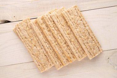 Ahşap bir masada birkaç çavdar gevreği, makro, üst manzara..