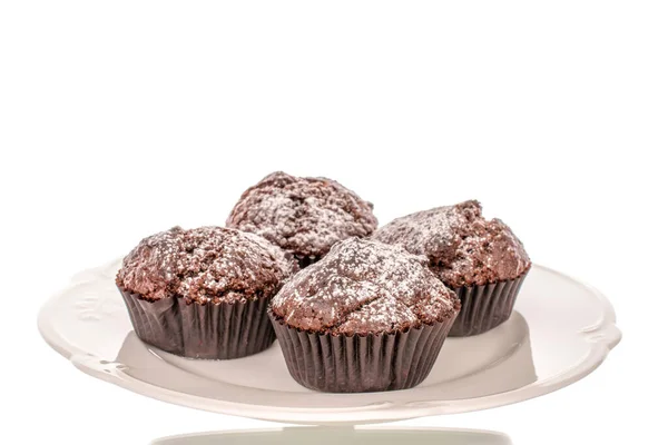 Čtyři Domácí Čokoládové Muffiny Bílém Keramickém Talíři Makro Izolované Bílém — Stock fotografie