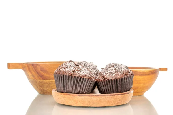 Dva Domácí Čokoládové Muffiny Dřevěném Talíři Dvěma Dřevěnými Poháry Makro — Stock fotografie