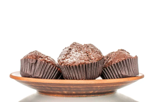 Čtyři Domácí Čokoládové Muffiny Hliněném Talíři Makro Izolované Bílém Pozadí — Stock fotografie