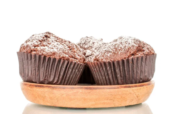 Tři Domácí Čokoládové Muffiny Dřevěném Podšálku Makro Izolované Bílém Pozadí — Stock fotografie