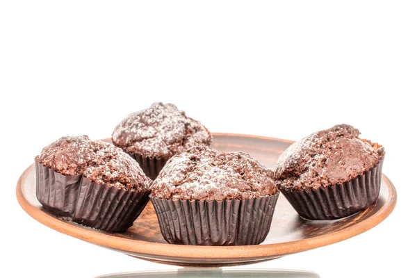 Čtyři Domácí Čokoládové Muffiny Hliněném Talíři Makro Izolované Bílém Pozadí — Stock fotografie