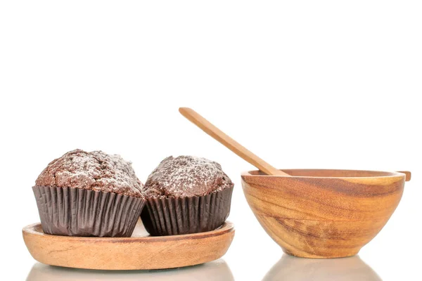 Dva Domácí Čokoládové Muffiny Dřevěném Talíři Dřevěným Kelímkem Makro Izolované — Stock fotografie